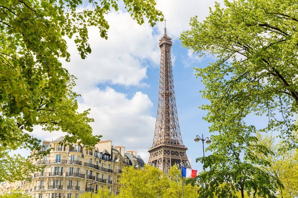 エッフェル塔を眺めるパリの一角